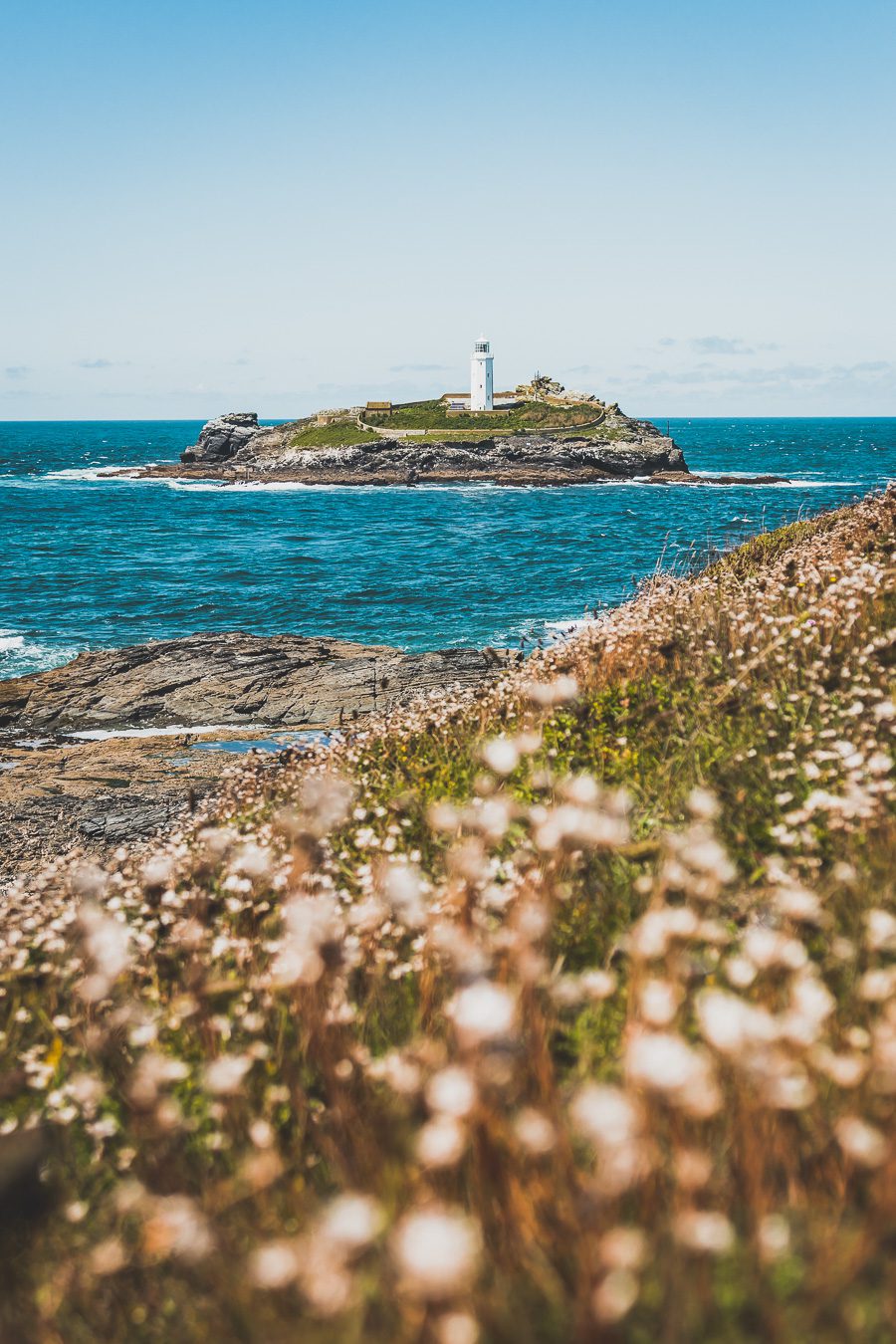 Découvrez les trésors du Sud de l'Angleterre en road trip ! De la beauté des Cotswolds aux falaises du Dorset, explorez des paysages à couper le souffle, des villages charmants et des monuments emblématiques. En van ou en voiture, laissez-vous séduire par la magie des Cornouailles et du Devon. Préparez-vous à des aventures mémorables et des panoramas incroyables. Cliquez pour trouver les meilleurs itinéraires et conseils pratiques pour un voyage inoubliable !