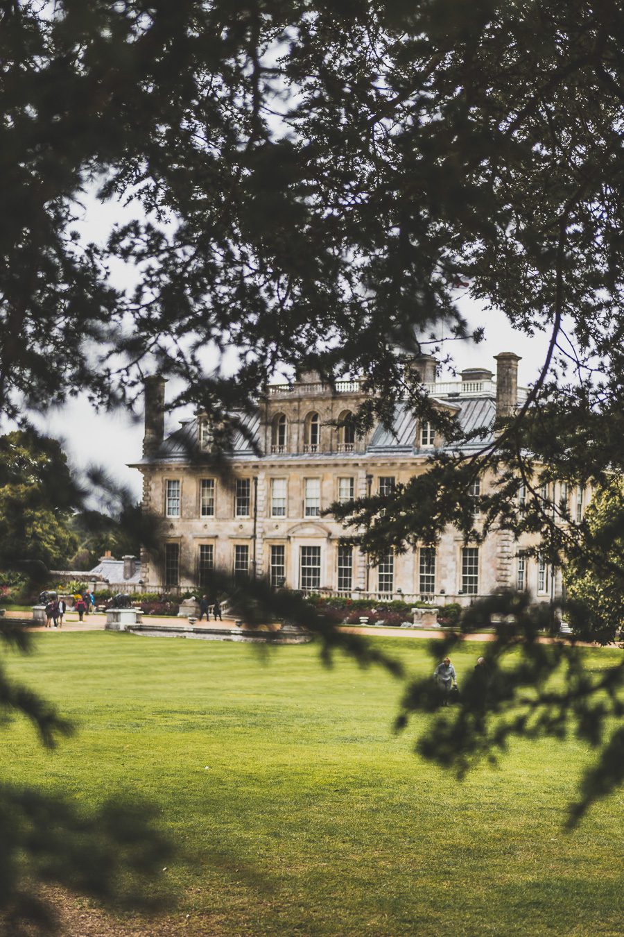 Découvrez les trésors du Sud de l'Angleterre en road trip ! De la beauté des Cotswolds aux falaises du Dorset, explorez des paysages à couper le souffle, des villages charmants et des monuments emblématiques. En van ou en voiture, laissez-vous séduire par la magie des Cornouailles et du Devon. Préparez-vous à des aventures mémorables et des panoramas incroyables. Cliquez pour trouver les meilleurs itinéraires et conseils pratiques pour un voyage inoubliable !