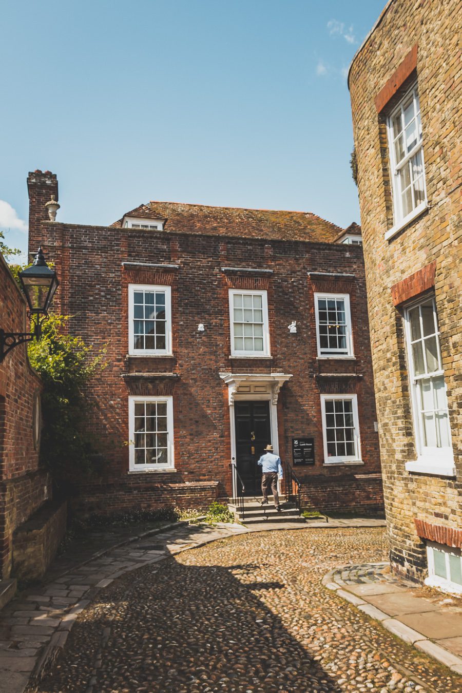 Découvrez les trésors du Sud de l'Angleterre en road trip ! De la beauté des Cotswolds aux falaises du Dorset, explorez des paysages à couper le souffle, des villages charmants et des monuments emblématiques. En van ou en voiture, laissez-vous séduire par la magie des Cornouailles et du Devon. Préparez-vous à des aventures mémorables et des panoramas incroyables. Cliquez pour trouver les meilleurs itinéraires et conseils pratiques pour un voyage inoubliable !