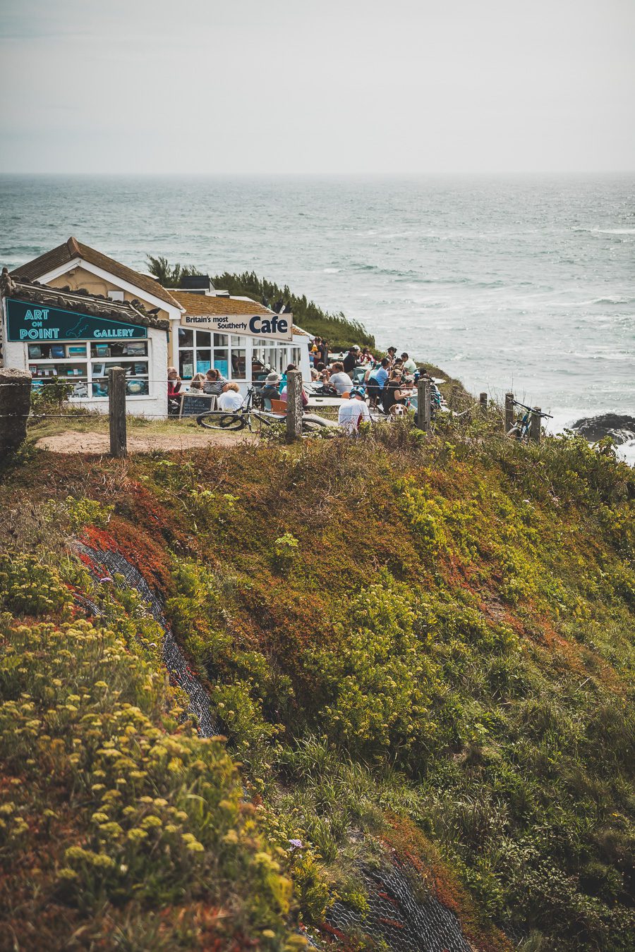 Découvrez les trésors du Sud de l'Angleterre en road trip ! De la beauté des Cotswolds aux falaises du Dorset, explorez des paysages à couper le souffle, des villages charmants et des monuments emblématiques. En van ou en voiture, laissez-vous séduire par la magie des Cornouailles et du Devon. Préparez-vous à des aventures mémorables et des panoramas incroyables. Cliquez pour trouver les meilleurs itinéraires et conseils pratiques pour un voyage inoubliable !