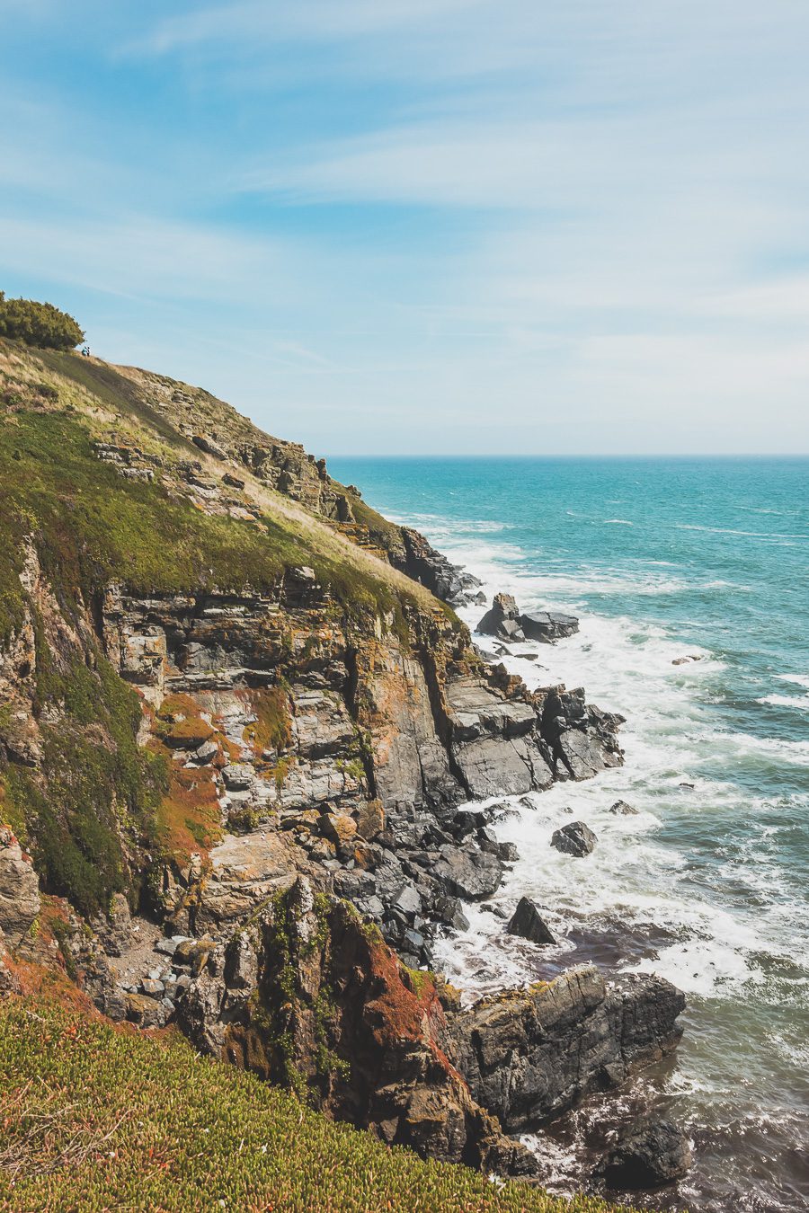 Découvrez les trésors du Sud de l'Angleterre en road trip ! De la beauté des Cotswolds aux falaises du Dorset, explorez des paysages à couper le souffle, des villages charmants et des monuments emblématiques. En van ou en voiture, laissez-vous séduire par la magie des Cornouailles et du Devon. Préparez-vous à des aventures mémorables et des panoramas incroyables. Cliquez pour trouver les meilleurs itinéraires et conseils pratiques pour un voyage inoubliable !