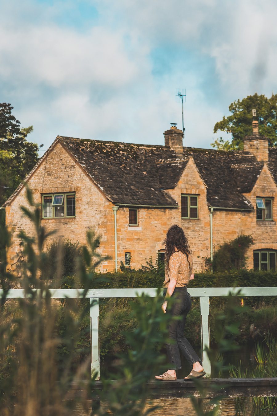 Découvrez les trésors du Sud de l'Angleterre en road trip ! De la beauté des Cotswolds aux falaises du Dorset, explorez des paysages à couper le souffle, des villages charmants et des monuments emblématiques. En van ou en voiture, laissez-vous séduire par la magie des Cornouailles et du Devon. Préparez-vous à des aventures mémorables et des panoramas incroyables. Cliquez pour trouver les meilleurs itinéraires et conseils pratiques pour un voyage inoubliable !