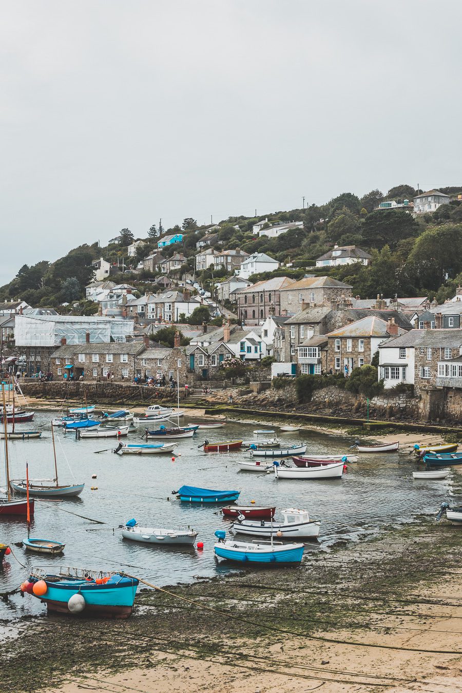 Découvrez les trésors du Sud de l'Angleterre en road trip ! De la beauté des Cotswolds aux falaises du Dorset, explorez des paysages à couper le souffle, des villages charmants et des monuments emblématiques. En van ou en voiture, laissez-vous séduire par la magie des Cornouailles et du Devon. Préparez-vous à des aventures mémorables et des panoramas incroyables. Cliquez pour trouver les meilleurs itinéraires et conseils pratiques pour un voyage inoubliable !