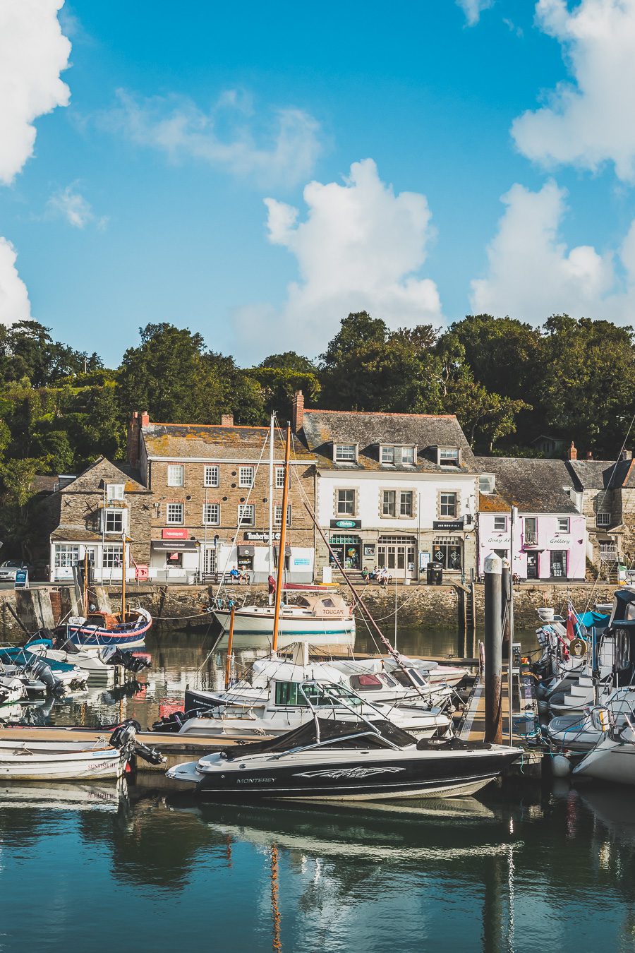 Découvrez les trésors du Sud de l'Angleterre en road trip ! De la beauté des Cotswolds aux falaises du Dorset, explorez des paysages à couper le souffle, des villages charmants et des monuments emblématiques. En van ou en voiture, laissez-vous séduire par la magie des Cornouailles et du Devon. Préparez-vous à des aventures mémorables et des panoramas incroyables. Cliquez pour trouver les meilleurs itinéraires et conseils pratiques pour un voyage inoubliable !