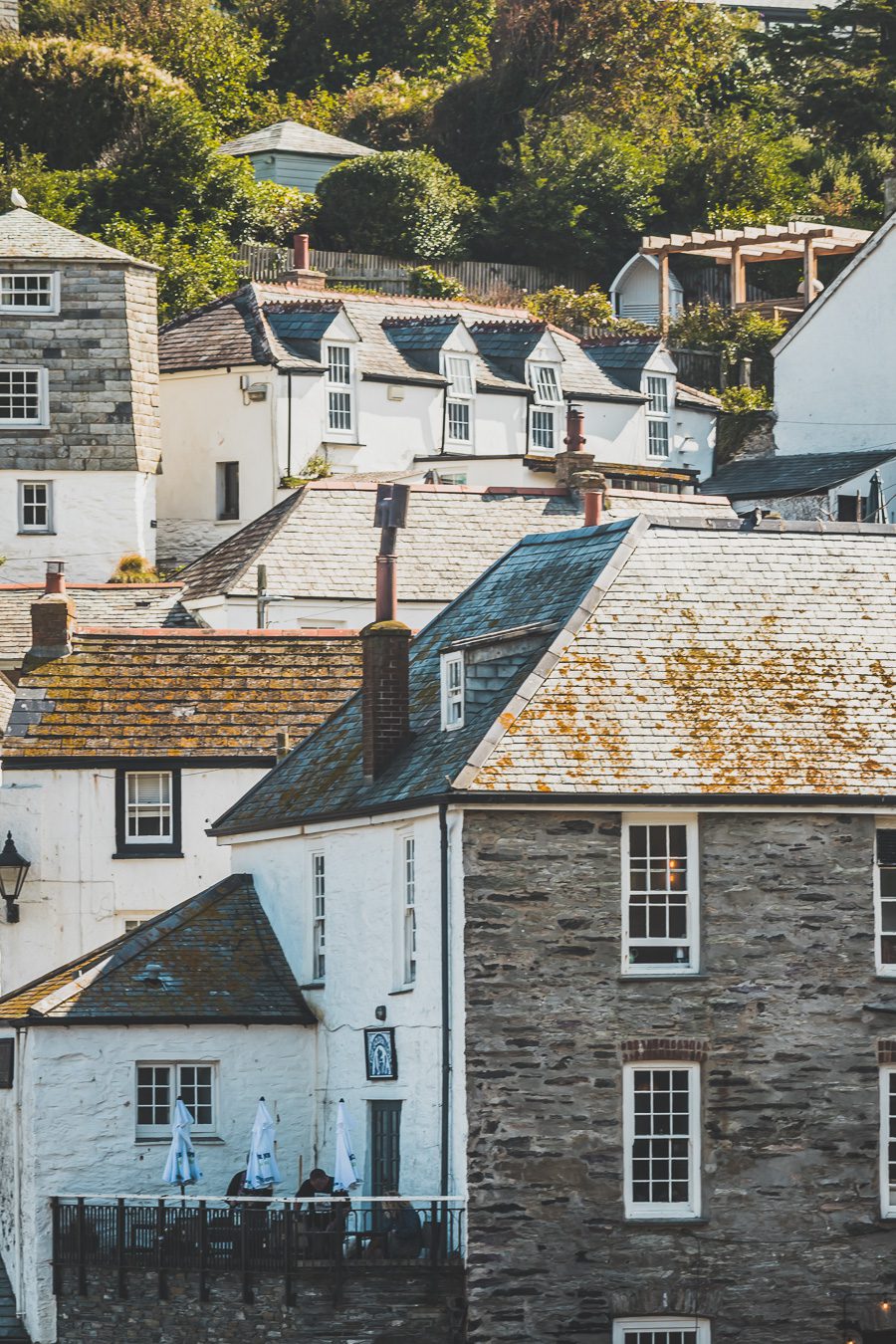 Découvrez les trésors du Sud de l'Angleterre en road trip ! De la beauté des Cotswolds aux falaises du Dorset, explorez des paysages à couper le souffle, des villages charmants et des monuments emblématiques. En van ou en voiture, laissez-vous séduire par la magie des Cornouailles et du Devon. Préparez-vous à des aventures mémorables et des panoramas incroyables. Cliquez pour trouver les meilleurs itinéraires et conseils pratiques pour un voyage inoubliable !