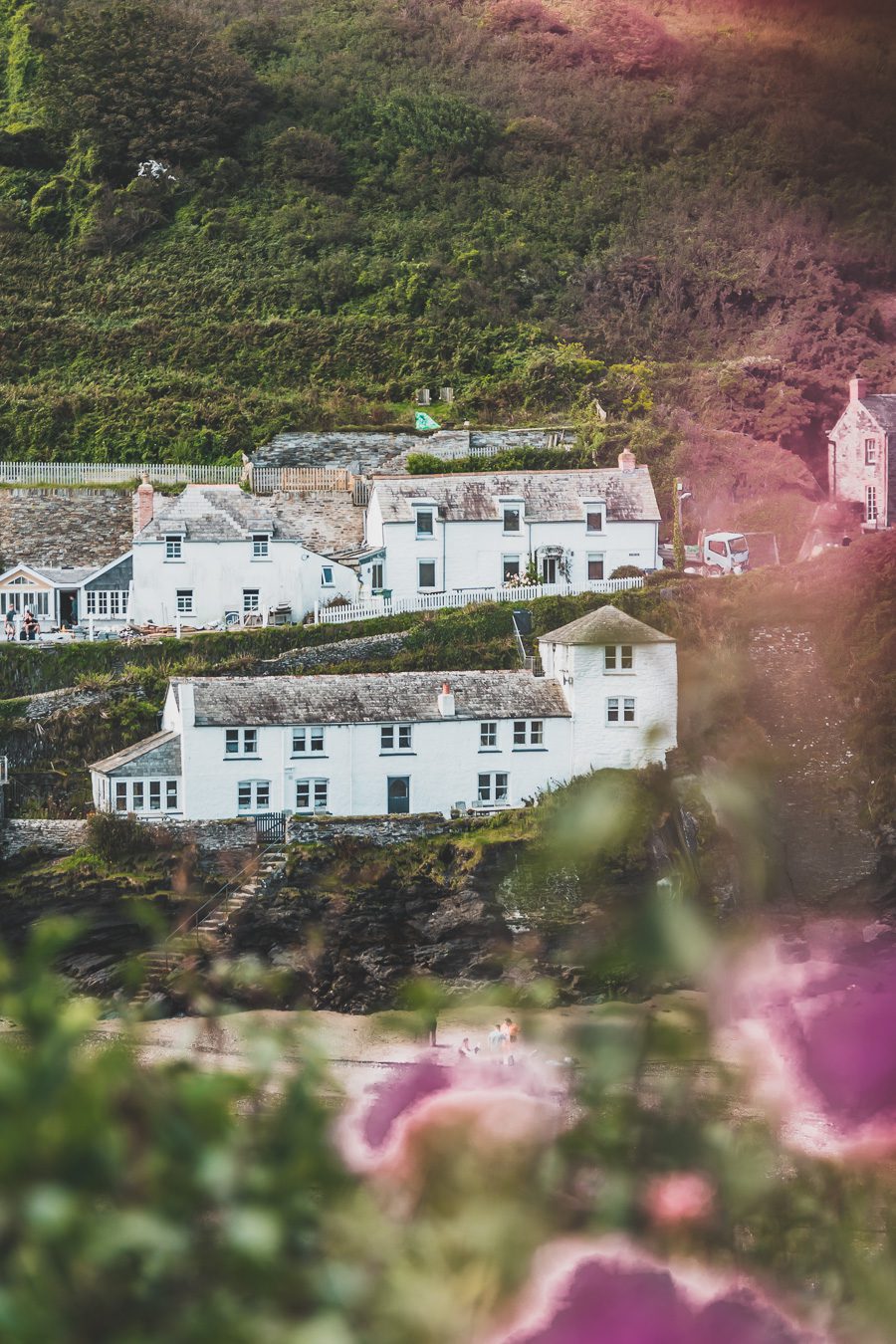 Découvrez les trésors du Sud de l'Angleterre en road trip ! De la beauté des Cotswolds aux falaises du Dorset, explorez des paysages à couper le souffle, des villages charmants et des monuments emblématiques. En van ou en voiture, laissez-vous séduire par la magie des Cornouailles et du Devon. Préparez-vous à des aventures mémorables et des panoramas incroyables. Cliquez pour trouver les meilleurs itinéraires et conseils pratiques pour un voyage inoubliable !