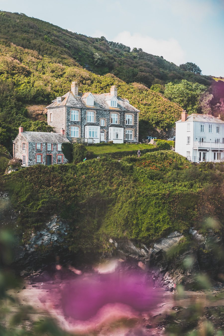 Découvrez les trésors du Sud de l'Angleterre en road trip ! De la beauté des Cotswolds aux falaises du Dorset, explorez des paysages à couper le souffle, des villages charmants et des monuments emblématiques. En van ou en voiture, laissez-vous séduire par la magie des Cornouailles et du Devon. Préparez-vous à des aventures mémorables et des panoramas incroyables. Cliquez pour trouver les meilleurs itinéraires et conseils pratiques pour un voyage inoubliable !