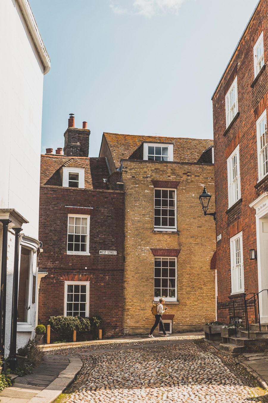 Découvrez les trésors du Sud de l'Angleterre en road trip ! De la beauté des Cotswolds aux falaises du Dorset, explorez des paysages à couper le souffle, des villages charmants et des monuments emblématiques. En van ou en voiture, laissez-vous séduire par la magie des Cornouailles et du Devon. Préparez-vous à des aventures mémorables et des panoramas incroyables. Cliquez pour trouver les meilleurs itinéraires et conseils pratiques pour un voyage inoubliable !