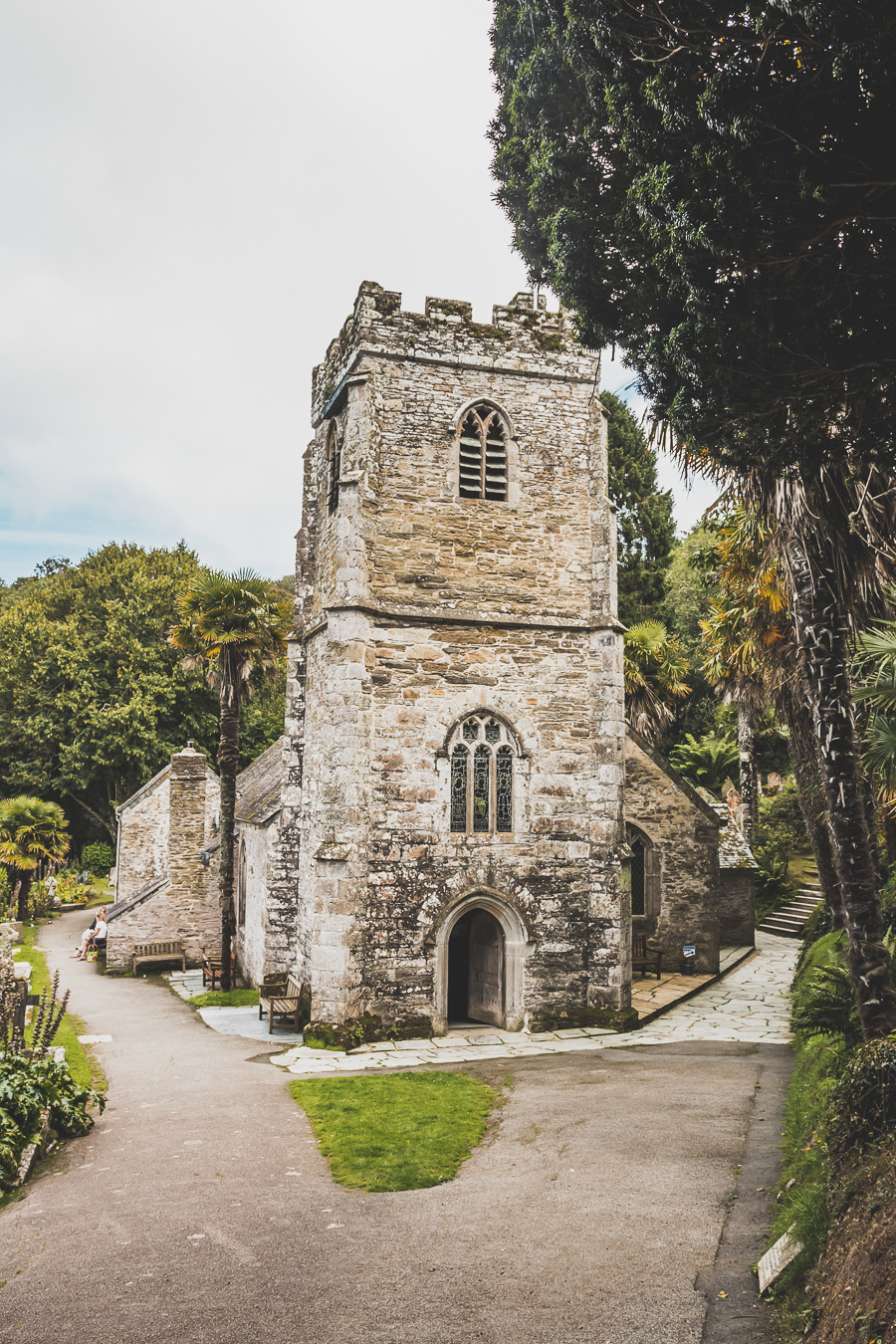 Découvrez les trésors du Sud de l'Angleterre en road trip ! De la beauté des Cotswolds aux falaises du Dorset, explorez des paysages à couper le souffle, des villages charmants et des monuments emblématiques. En van ou en voiture, laissez-vous séduire par la magie des Cornouailles et du Devon. Préparez-vous à des aventures mémorables et des panoramas incroyables. Cliquez pour trouver les meilleurs itinéraires et conseils pratiques pour un voyage inoubliable !