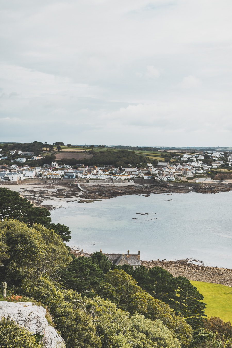 Découvrez les trésors du Sud de l'Angleterre en road trip ! De la beauté des Cotswolds aux falaises du Dorset, explorez des paysages à couper le souffle, des villages charmants et des monuments emblématiques. En van ou en voiture, laissez-vous séduire par la magie des Cornouailles et du Devon. Préparez-vous à des aventures mémorables et des panoramas incroyables. Cliquez pour trouver les meilleurs itinéraires et conseils pratiques pour un voyage inoubliable !