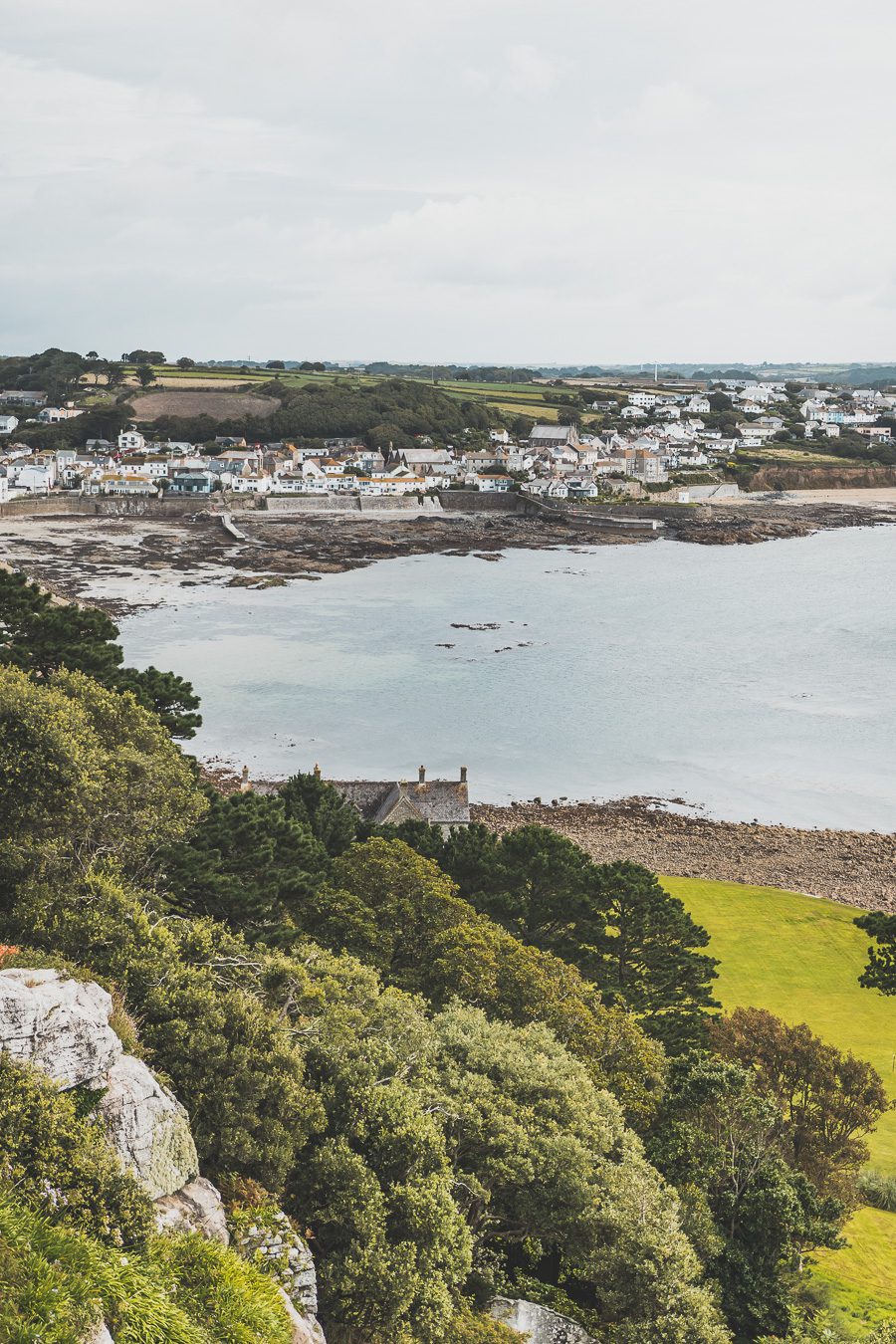 Découvrez les trésors du Sud de l'Angleterre en road trip ! De la beauté des Cotswolds aux falaises du Dorset, explorez des paysages à couper le souffle, des villages charmants et des monuments emblématiques. En van ou en voiture, laissez-vous séduire par la magie des Cornouailles et du Devon. Préparez-vous à des aventures mémorables et des panoramas incroyables. Cliquez pour trouver les meilleurs itinéraires et conseils pratiques pour un voyage inoubliable !