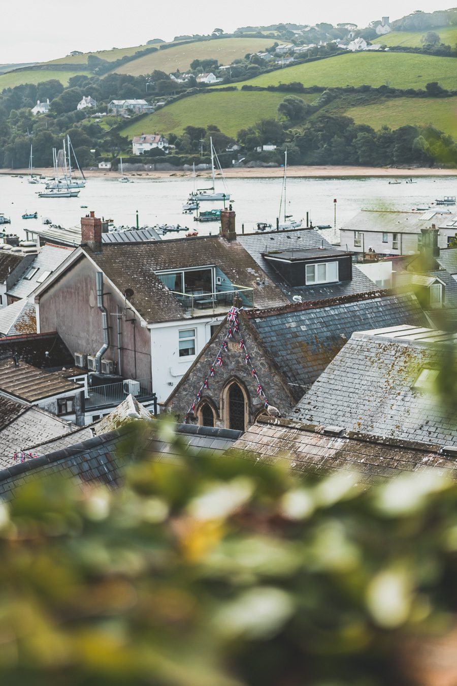 Découvrez les trésors du Sud de l'Angleterre en road trip ! De la beauté des Cotswolds aux falaises du Dorset, explorez des paysages à couper le souffle, des villages charmants et des monuments emblématiques. En van ou en voiture, laissez-vous séduire par la magie des Cornouailles et du Devon. Préparez-vous à des aventures mémorables et des panoramas incroyables. Cliquez pour trouver les meilleurs itinéraires et conseils pratiques pour un voyage inoubliable !