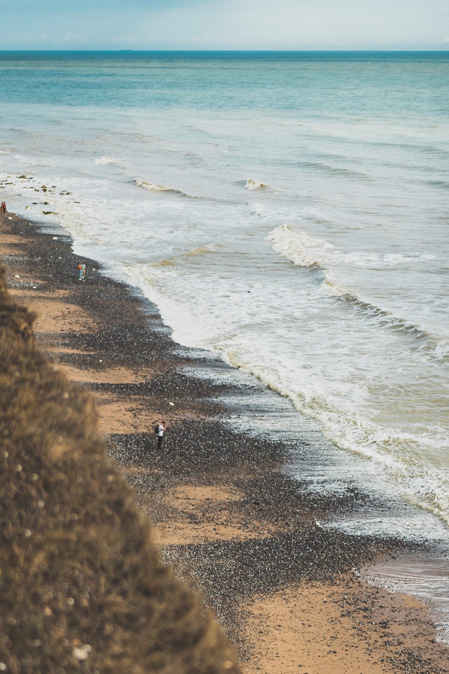 Découvrez les trésors du Sud de l'Angleterre en road trip ! De la beauté des Cotswolds aux falaises du Dorset, explorez des paysages à couper le souffle, des villages charmants et des monuments emblématiques. En van ou en voiture, laissez-vous séduire par la magie des Cornouailles et du Devon. Préparez-vous à des aventures mémorables et des panoramas incroyables. Cliquez pour trouver les meilleurs itinéraires et conseils pratiques pour un voyage inoubliable !