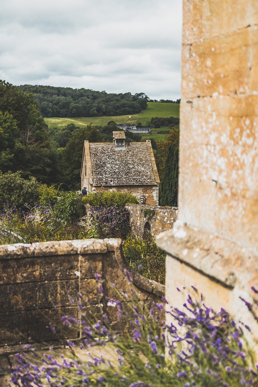 Découvrez les trésors du Sud de l'Angleterre en road trip ! De la beauté des Cotswolds aux falaises du Dorset, explorez des paysages à couper le souffle, des villages charmants et des monuments emblématiques. En van ou en voiture, laissez-vous séduire par la magie des Cornouailles et du Devon. Préparez-vous à des aventures mémorables et des panoramas incroyables. Cliquez pour trouver les meilleurs itinéraires et conseils pratiques pour un voyage inoubliable !