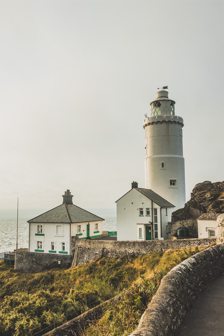 Découvrez les trésors du Sud de l'Angleterre en road trip ! De la beauté des Cotswolds aux falaises du Dorset, explorez des paysages à couper le souffle, des villages charmants et des monuments emblématiques. En van ou en voiture, laissez-vous séduire par la magie des Cornouailles et du Devon. Préparez-vous à des aventures mémorables et des panoramas incroyables. Cliquez pour trouver les meilleurs itinéraires et conseils pratiques pour un voyage inoubliable !