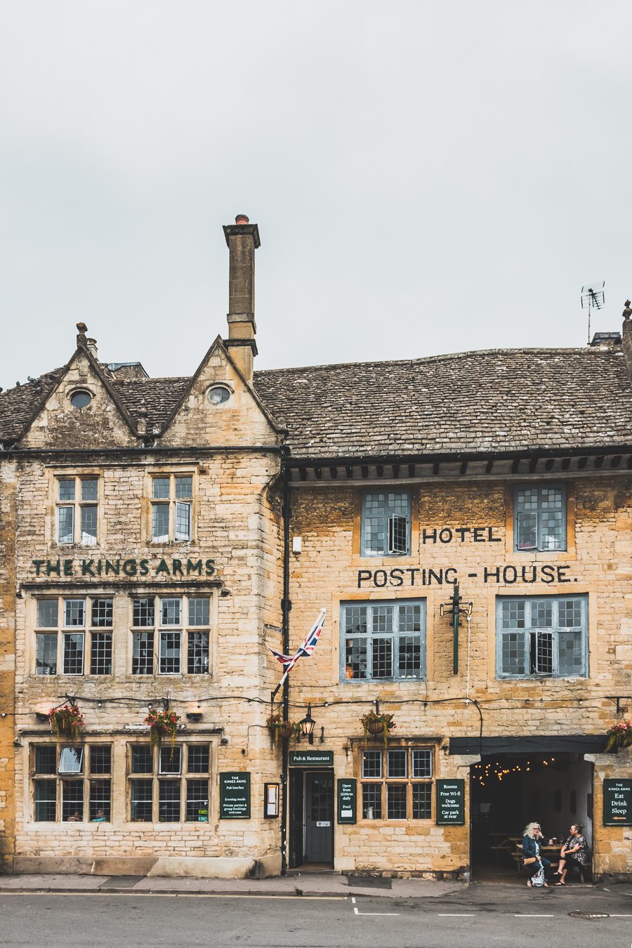 Découvrez les trésors du Sud de l'Angleterre en road trip ! De la beauté des Cotswolds aux falaises du Dorset, explorez des paysages à couper le souffle, des villages charmants et des monuments emblématiques. En van ou en voiture, laissez-vous séduire par la magie des Cornouailles et du Devon. Préparez-vous à des aventures mémorables et des panoramas incroyables. Cliquez pour trouver les meilleurs itinéraires et conseils pratiques pour un voyage inoubliable !