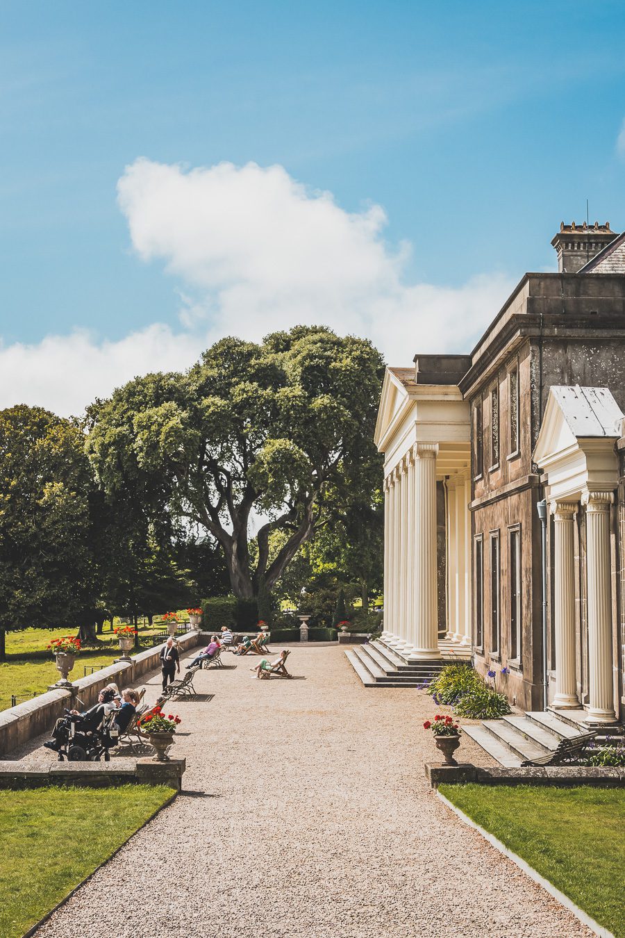 Découvrez les trésors du Sud de l'Angleterre en road trip ! De la beauté des Cotswolds aux falaises du Dorset, explorez des paysages à couper le souffle, des villages charmants et des monuments emblématiques. En van ou en voiture, laissez-vous séduire par la magie des Cornouailles et du Devon. Préparez-vous à des aventures mémorables et des panoramas incroyables. Cliquez pour trouver les meilleurs itinéraires et conseils pratiques pour un voyage inoubliable !