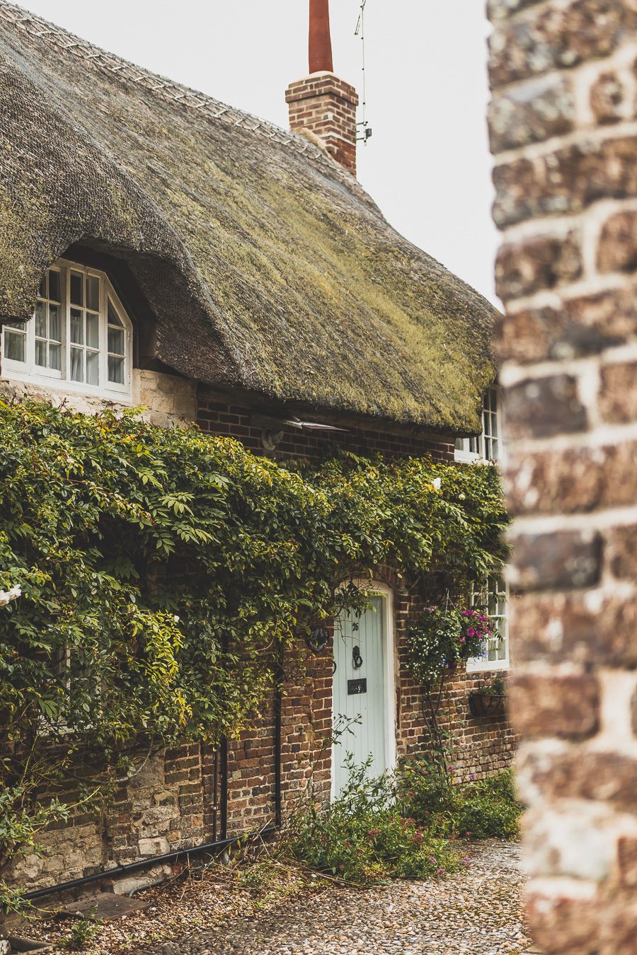 Découvrez les trésors du Sud de l'Angleterre en road trip ! De la beauté des Cotswolds aux falaises du Dorset, explorez des paysages à couper le souffle, des villages charmants et des monuments emblématiques. En van ou en voiture, laissez-vous séduire par la magie des Cornouailles et du Devon. Préparez-vous à des aventures mémorables et des panoramas incroyables. Cliquez pour trouver les meilleurs itinéraires et conseils pratiques pour un voyage inoubliable !