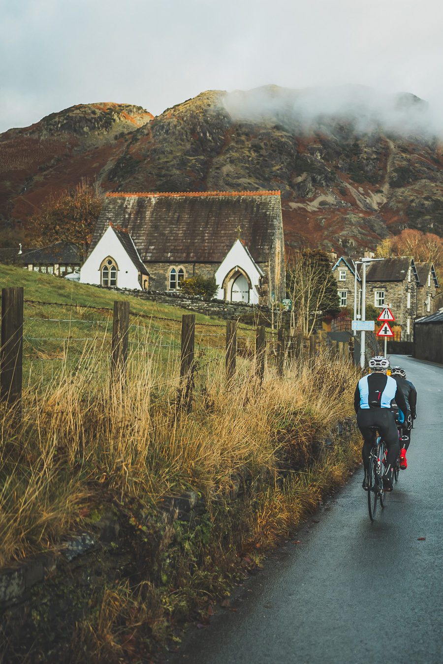 🌍 Partez en road trip en Angleterre ! 🏞️ Explorez les paysages époustouflants des Cotswolds, les plages de rêve en Cornouailles, et les charmants villages du Dorset et du Devon. 🚐 Parfait pour les vanlifers, couples, familles ou amis, partez à l’aventure au Royaume-Uni et créez des souvenirs magiques. 🌅 Cliquez pour planifier votre voyage en Angleterre dès maintenant et vivez une escapade unique en Europe ! 🗺️✨