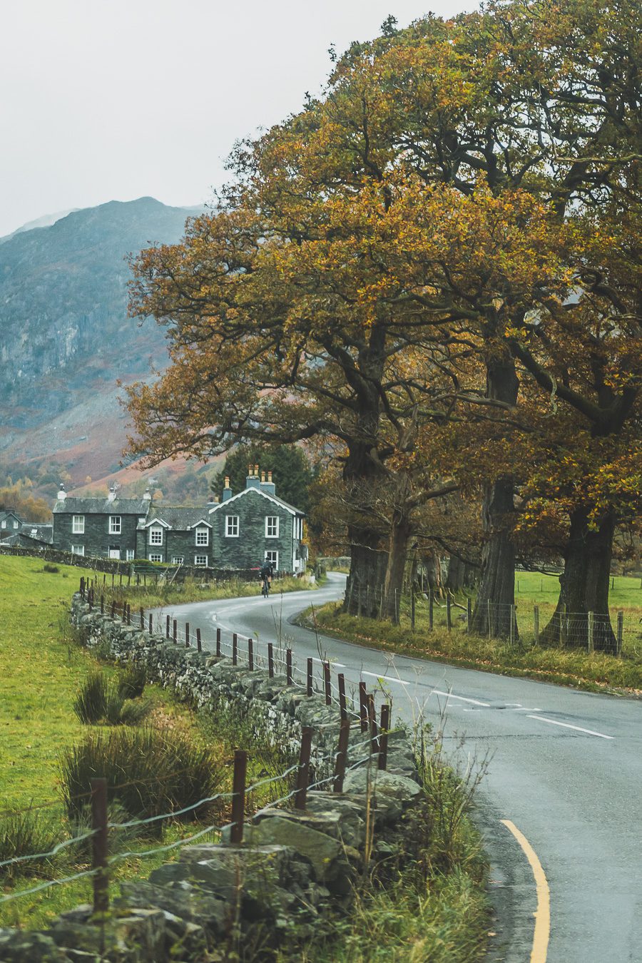 🌍 Partez en road trip en Angleterre ! 🏞️ Explorez les paysages époustouflants des Cotswolds, les plages de rêve en Cornouailles, et les charmants villages du Dorset et du Devon. 🚐 Parfait pour les vanlifers, couples, familles ou amis, partez à l’aventure au Royaume-Uni et créez des souvenirs magiques. 🌅 Cliquez pour planifier votre voyage en Angleterre dès maintenant et vivez une escapade unique en Europe ! 🗺️✨