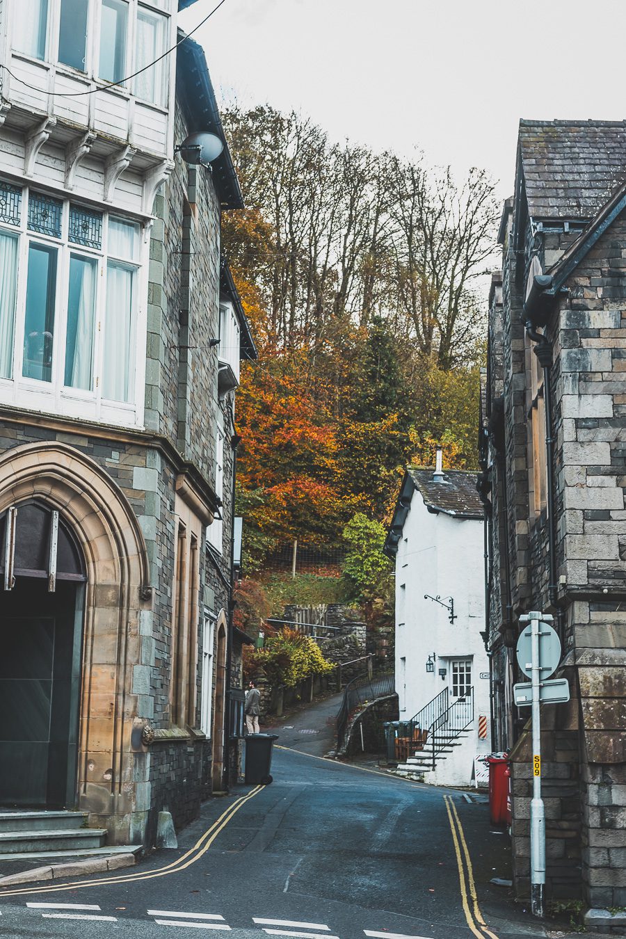 Découvrez les merveilles de l’Angleterre à travers un road trip inoubliable ! Parcourez le Nord de l’Angleterre, explorez le Lake District et le Peak District, et laissez-vous séduire par les paysages époustouflants et monuments emblématiques du Royaume-Uni. Que vous soyez en van, en famille ou entre amis, ce voyage promet des souvenirs uniques. Cliquez pour préparer votre prochaine aventure et vivez la magie d’un road trip en Europe dès maintenant !