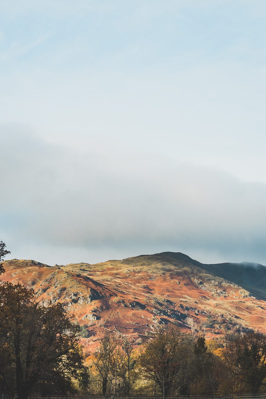 Découvrez les merveilles de l’Angleterre à travers un road trip inoubliable ! Parcourez le Nord de l’Angleterre, explorez le Lake District et le Peak District, et laissez-vous séduire par les paysages époustouflants et monuments emblématiques du Royaume-Uni. Que vous soyez en van, en famille ou entre amis, ce voyage promet des souvenirs uniques. Cliquez pour préparer votre prochaine aventure et vivez la magie d’un road trip en Europe dès maintenant !