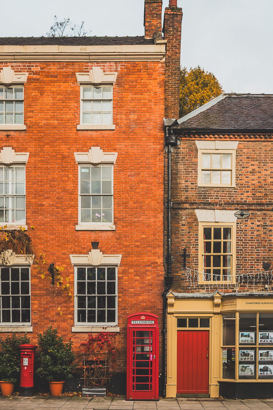 Découvrez les merveilles de l’Angleterre à travers un road trip inoubliable ! Parcourez le Nord de l’Angleterre, explorez le Lake District et le Peak District, et laissez-vous séduire par les paysages époustouflants et monuments emblématiques du Royaume-Uni. Que vous soyez en van, en famille ou entre amis, ce voyage promet des souvenirs uniques. Cliquez pour préparer votre prochaine aventure et vivez la magie d’un road trip en Europe dès maintenant !