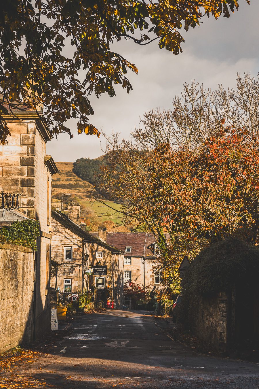 Découvrez les merveilles de l’Angleterre à travers un road trip inoubliable ! Parcourez le Nord de l’Angleterre, explorez le Lake District et le Peak District, et laissez-vous séduire par les paysages époustouflants et monuments emblématiques du Royaume-Uni. Que vous soyez en van, en famille ou entre amis, ce voyage promet des souvenirs uniques. Cliquez pour préparer votre prochaine aventure et vivez la magie d’un road trip en Europe dès maintenant !