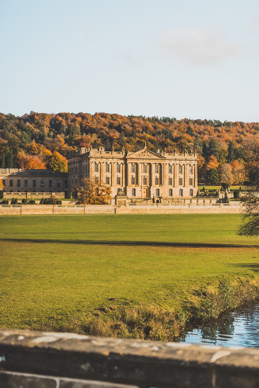 Découvrez les merveilles de l’Angleterre à travers un road trip inoubliable ! Parcourez le Nord de l’Angleterre, explorez le Lake District et le Peak District, et laissez-vous séduire par les paysages époustouflants et monuments emblématiques du Royaume-Uni. Que vous soyez en van, en famille ou entre amis, ce voyage promet des souvenirs uniques. Cliquez pour préparer votre prochaine aventure et vivez la magie d’un road trip en Europe dès maintenant !