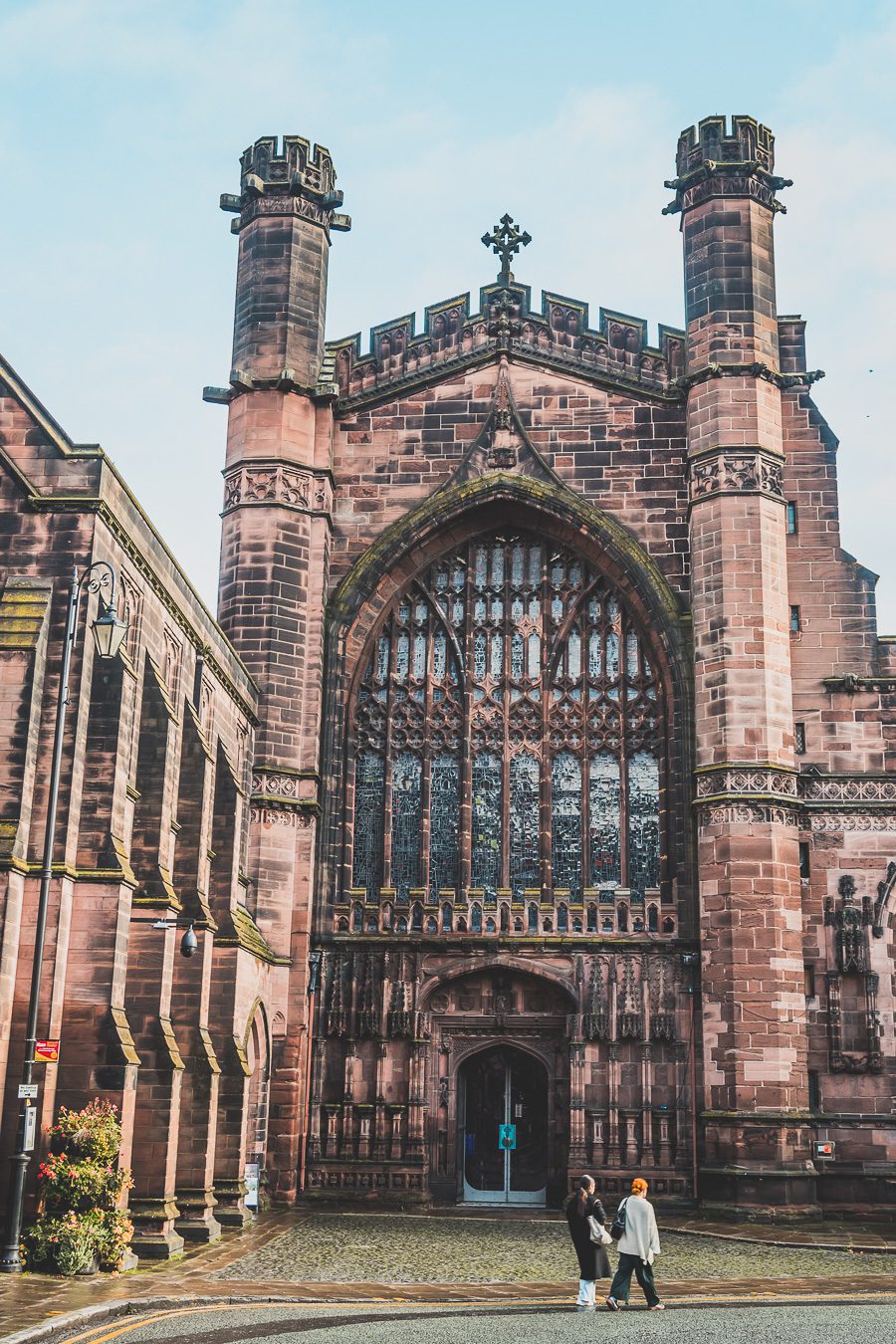 Découvrez les merveilles de l’Angleterre à travers un road trip inoubliable ! Parcourez le Nord de l’Angleterre, explorez le Lake District et le Peak District, et laissez-vous séduire par les paysages époustouflants et monuments emblématiques du Royaume-Uni. Que vous soyez en van, en famille ou entre amis, ce voyage promet des souvenirs uniques. Cliquez pour préparer votre prochaine aventure et vivez la magie d’un road trip en Europe dès maintenant !