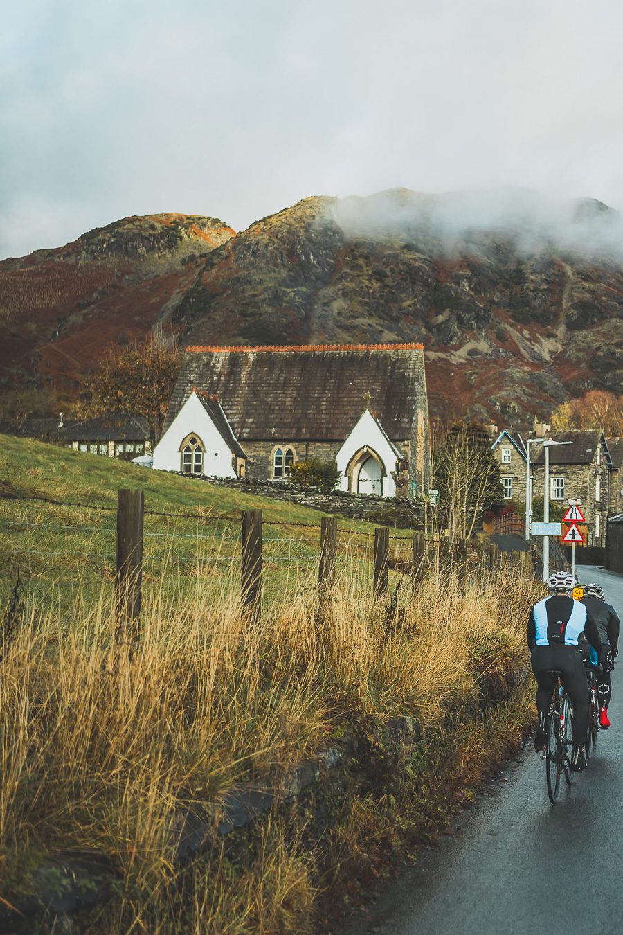 Découvrez les merveilles de l’Angleterre à travers un road trip inoubliable ! Parcourez le Nord de l’Angleterre, explorez le Lake District et le Peak District, et laissez-vous séduire par les paysages époustouflants et monuments emblématiques du Royaume-Uni. Que vous soyez en van, en famille ou entre amis, ce voyage promet des souvenirs uniques. Cliquez pour préparer votre prochaine aventure et vivez la magie d’un road trip en Europe dès maintenant !