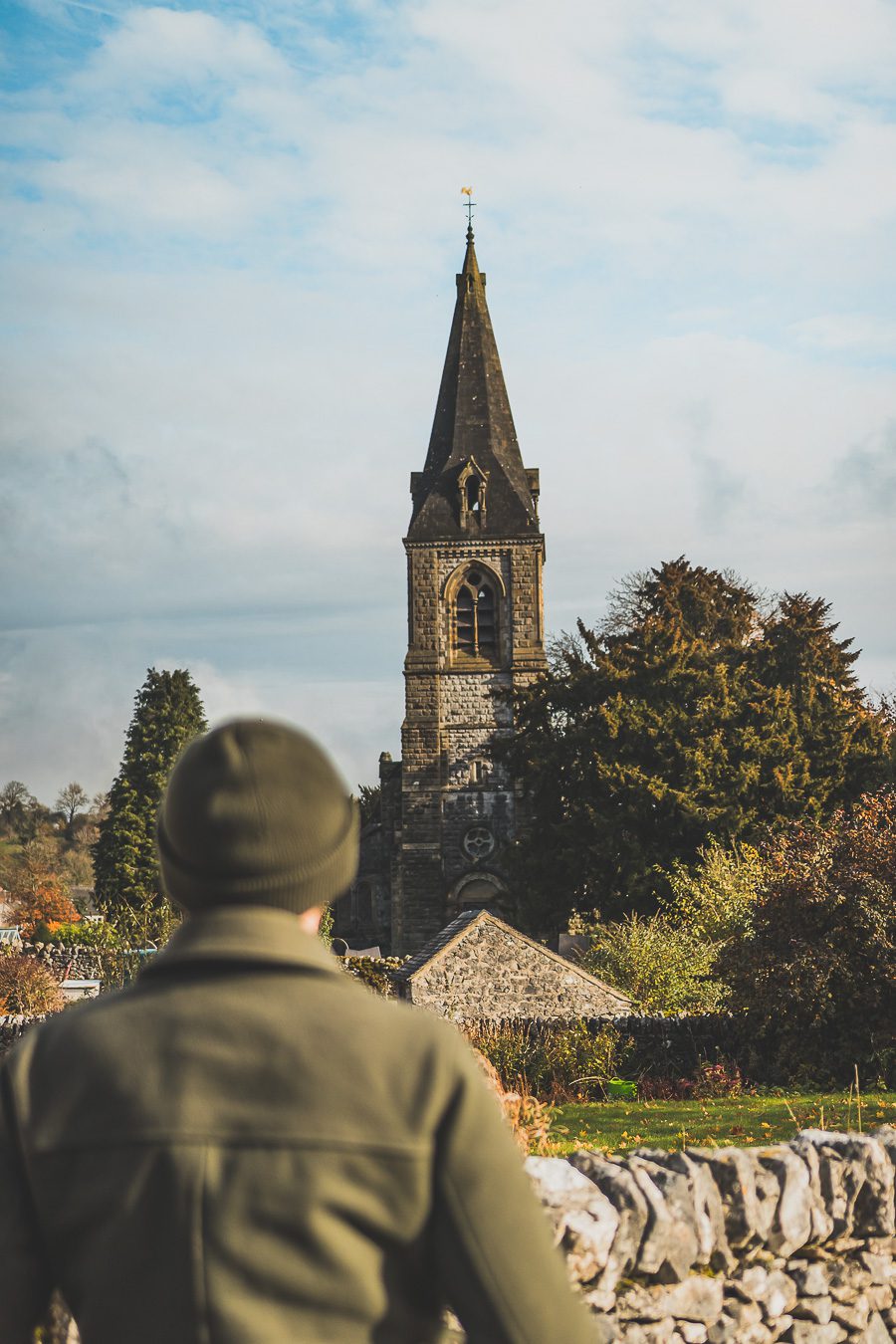 Découvrez les merveilles de l’Angleterre à travers un road trip inoubliable ! Parcourez le Nord de l’Angleterre, explorez le Lake District et le Peak District, et laissez-vous séduire par les paysages époustouflants et monuments emblématiques du Royaume-Uni. Que vous soyez en van, en famille ou entre amis, ce voyage promet des souvenirs uniques. Cliquez pour préparer votre prochaine aventure et vivez la magie d’un road trip en Europe dès maintenant !