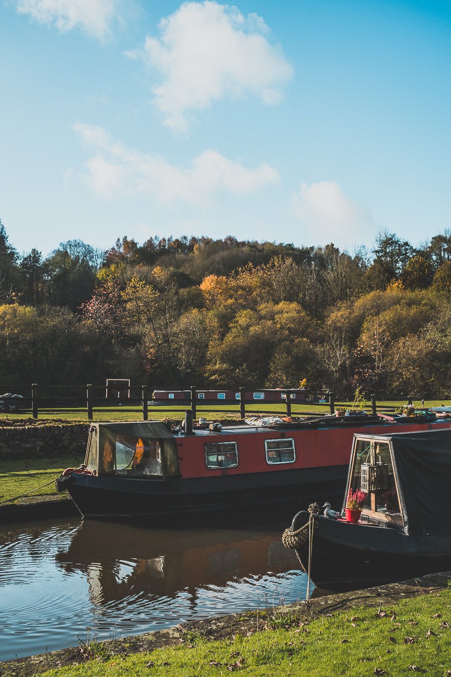 Découvrez les merveilles de l’Angleterre à travers un road trip inoubliable ! Parcourez le Nord de l’Angleterre, explorez le Lake District et le Peak District, et laissez-vous séduire par les paysages époustouflants et monuments emblématiques du Royaume-Uni. Que vous soyez en van, en famille ou entre amis, ce voyage promet des souvenirs uniques. Cliquez pour préparer votre prochaine aventure et vivez la magie d’un road trip en Europe dès maintenant !