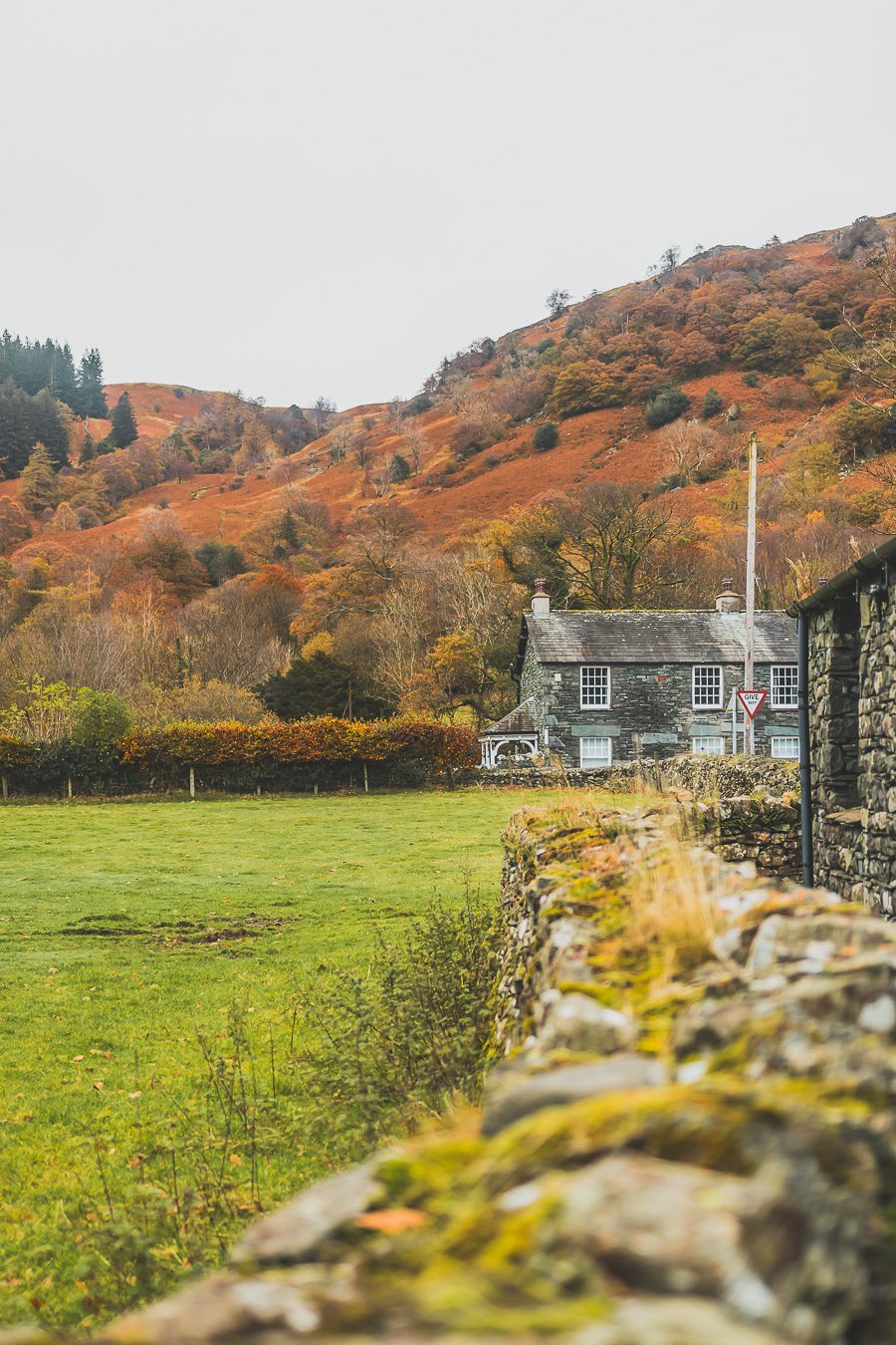 Découvrez les merveilles de l’Angleterre à travers un road trip inoubliable ! Parcourez le Nord de l’Angleterre, explorez le Lake District et le Peak District, et laissez-vous séduire par les paysages époustouflants et monuments emblématiques du Royaume-Uni. Que vous soyez en van, en famille ou entre amis, ce voyage promet des souvenirs uniques. Cliquez pour préparer votre prochaine aventure et vivez la magie d’un road trip en Europe dès maintenant !