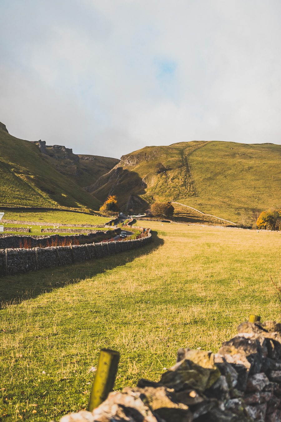 Découvrez les merveilles de l’Angleterre à travers un road trip inoubliable ! Parcourez le Nord de l’Angleterre, explorez le Lake District et le Peak District, et laissez-vous séduire par les paysages époustouflants et monuments emblématiques du Royaume-Uni. Que vous soyez en van, en famille ou entre amis, ce voyage promet des souvenirs uniques. Cliquez pour préparer votre prochaine aventure et vivez la magie d’un road trip en Europe dès maintenant !