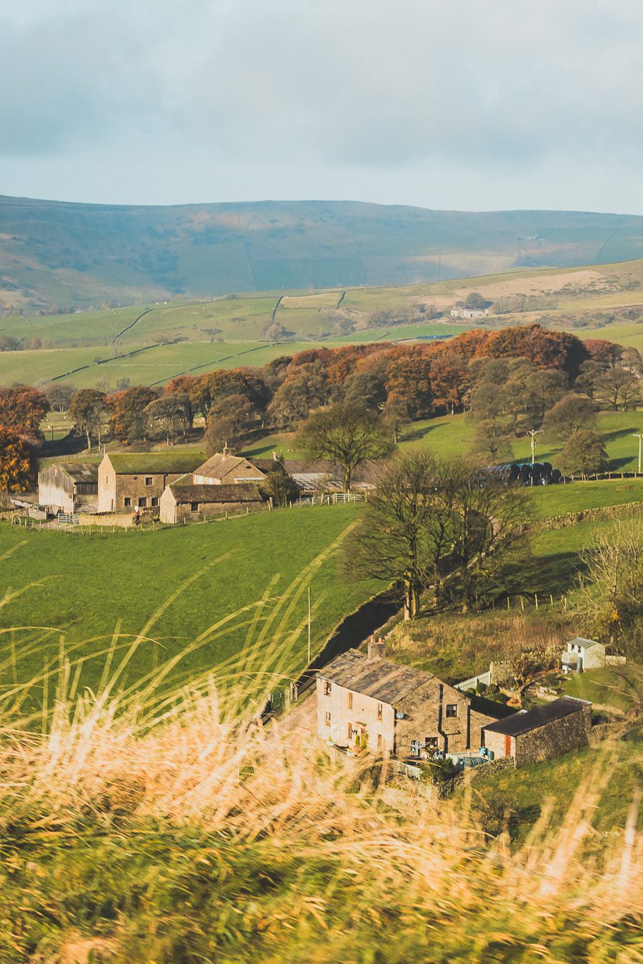 Découvrez les merveilles de l’Angleterre à travers un road trip inoubliable ! Parcourez le Nord de l’Angleterre, explorez le Lake District et le Peak District, et laissez-vous séduire par les paysages époustouflants et monuments emblématiques du Royaume-Uni. Que vous soyez en van, en famille ou entre amis, ce voyage promet des souvenirs uniques. Cliquez pour préparer votre prochaine aventure et vivez la magie d’un road trip en Europe dès maintenant !