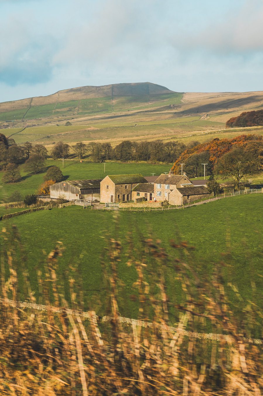 Découvrez les merveilles de l’Angleterre à travers un road trip inoubliable ! Parcourez le Nord de l’Angleterre, explorez le Lake District et le Peak District, et laissez-vous séduire par les paysages époustouflants et monuments emblématiques du Royaume-Uni. Que vous soyez en van, en famille ou entre amis, ce voyage promet des souvenirs uniques. Cliquez pour préparer votre prochaine aventure et vivez la magie d’un road trip en Europe dès maintenant !